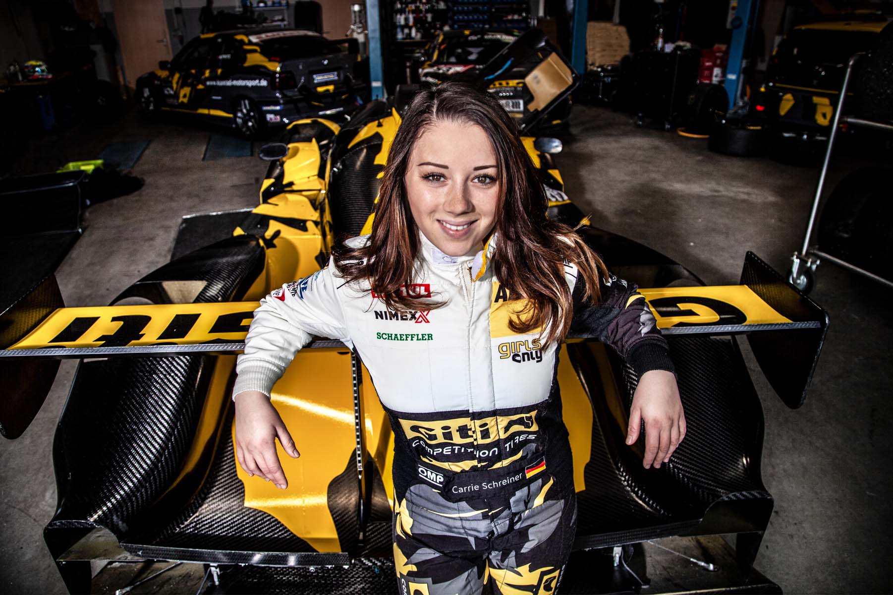 Fotoshooting mit Rennfahrerin Carrie Schreiner für F1 Academy und dem Formel 1 Team Strake