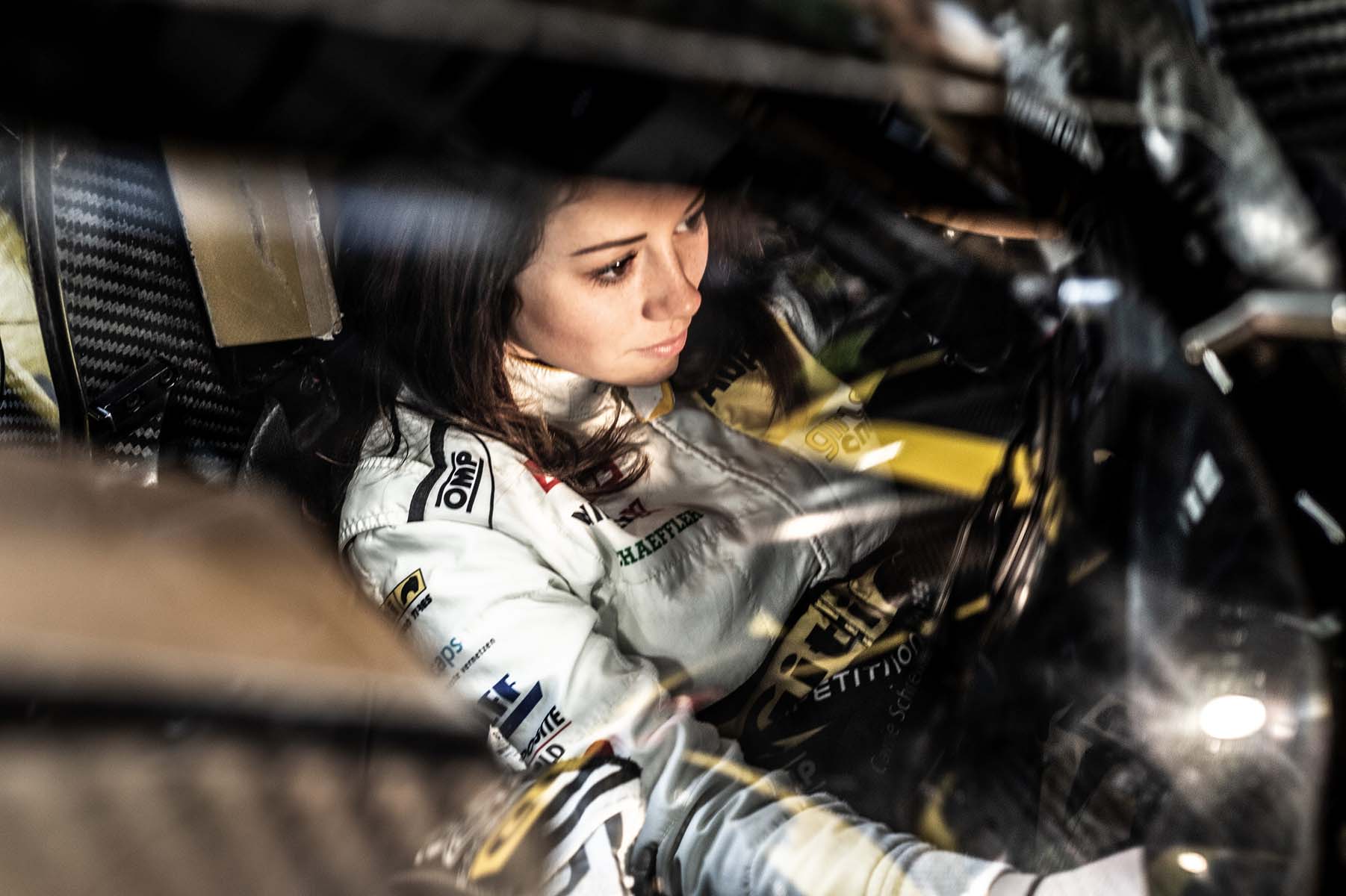 Portraits von Carrie Schreiner als F1 Academy Pilotin im Sauber / Strake Team