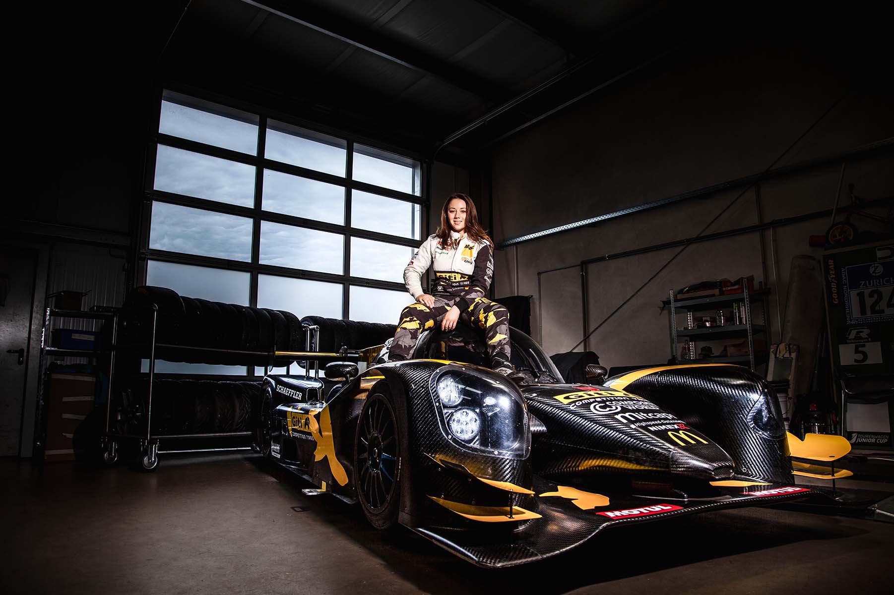 Fotoshooting mit Celebrety und Rennfahrerin Carrie Schreiner für F1 Academy und dem Formel 1 Team Strake